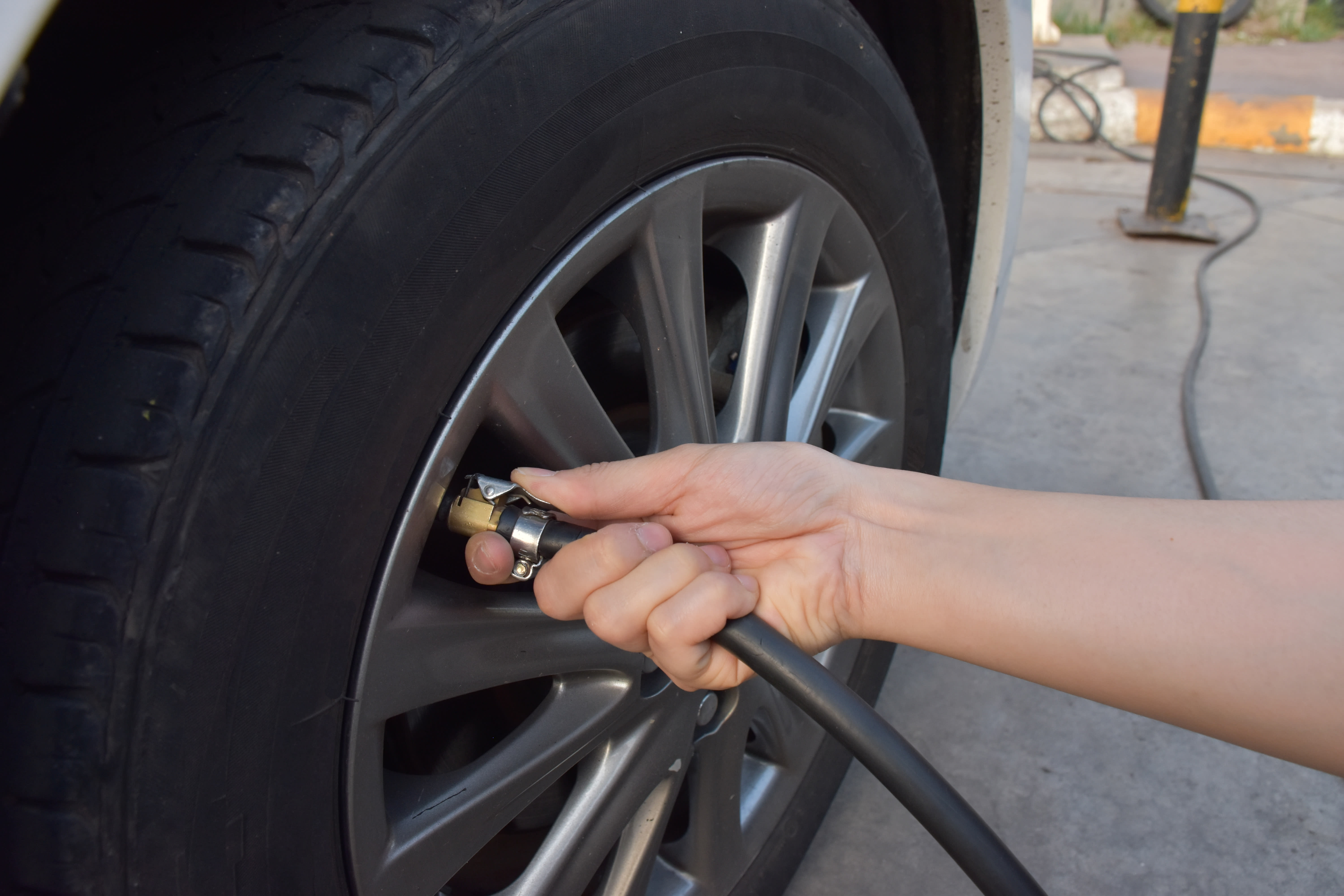 Attaching the air compressor to the tire