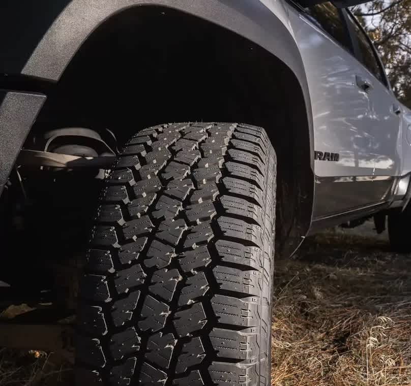 Yokohama Geolandar A/T4 G018 vs Goodyear Wrangler All-Terrain Adventure with Kevlar tires on handling