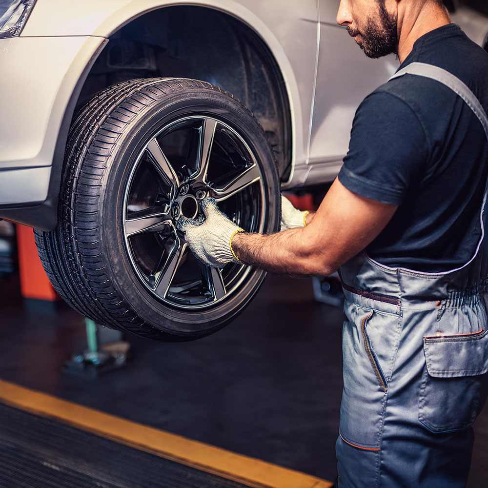 Mechanic balancing tires