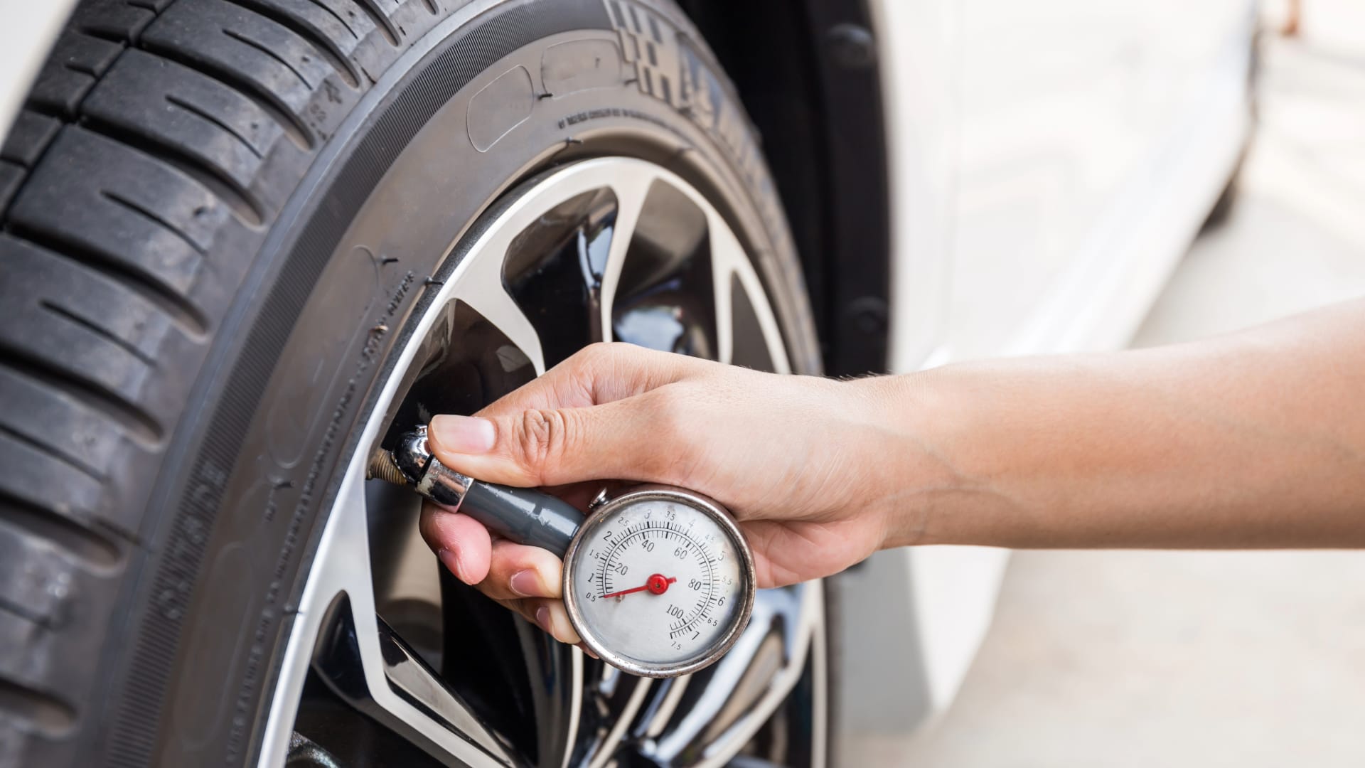 How to check tire pressure