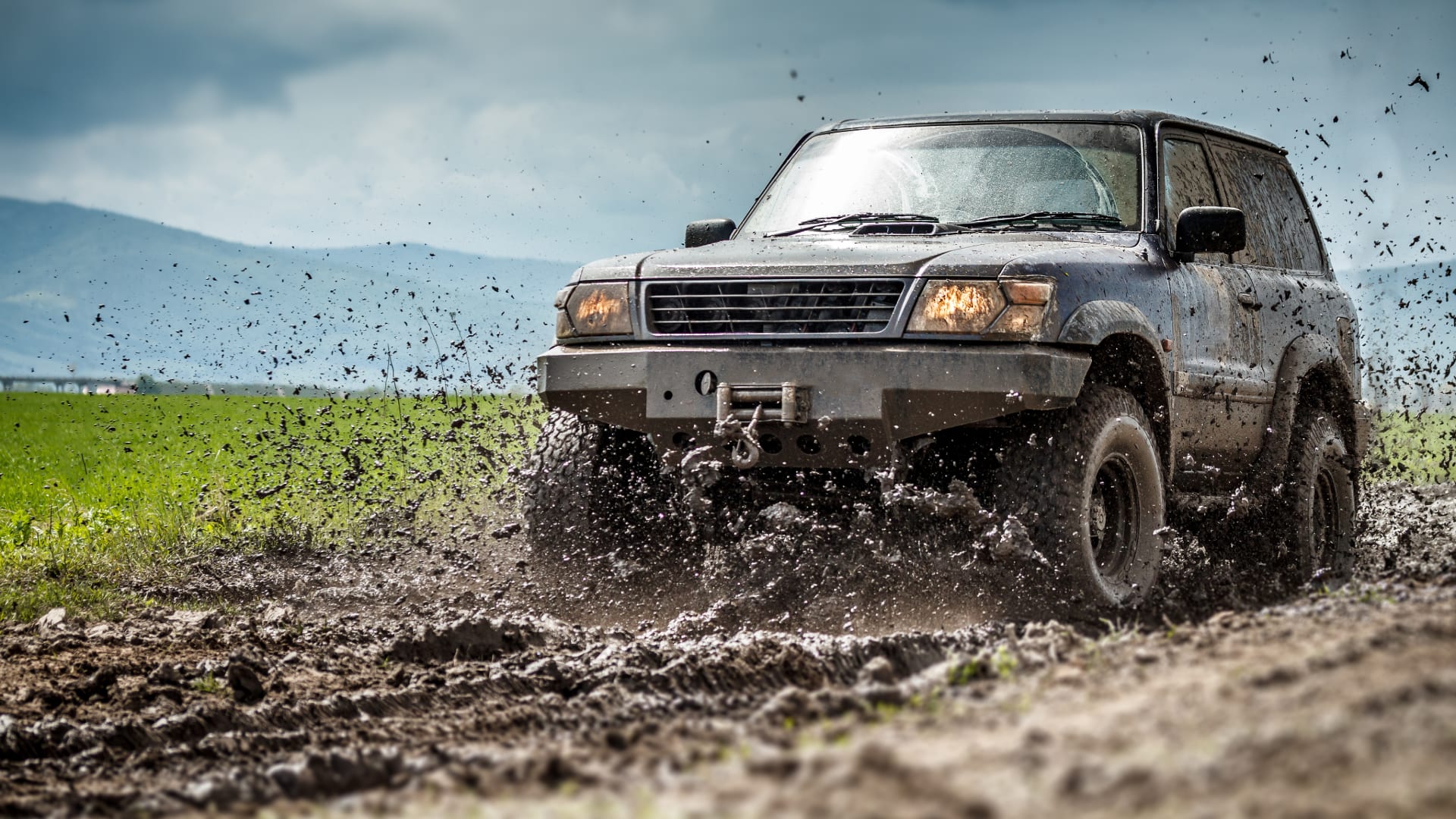 Thunderer Trac-Grip M/T R408 tires driving through the mud