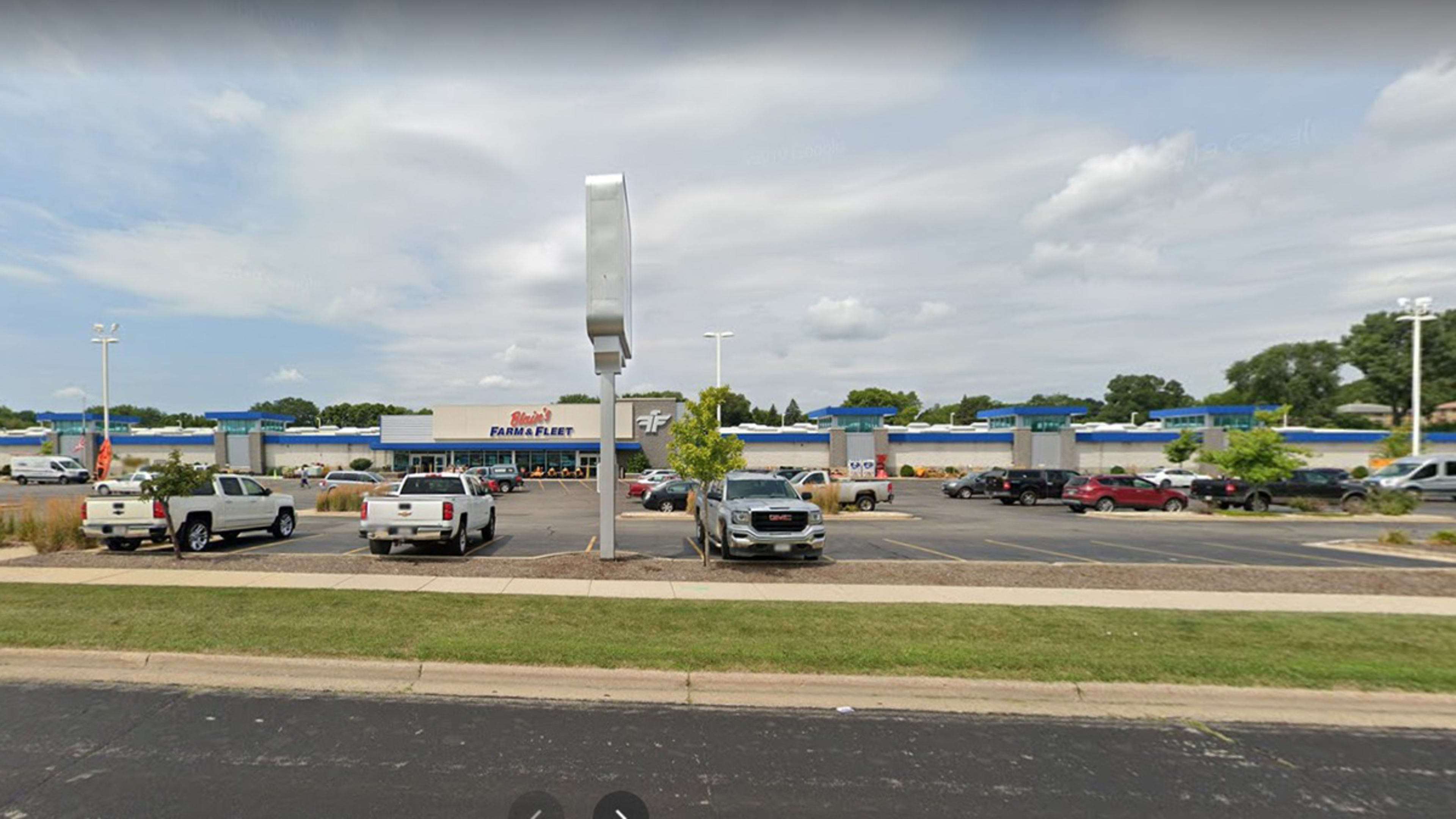 https://images.simpletire.com/images/f_auto,w_3840,q_auto/installer-images/82835/1/blain-s-farm-fleet-tires-and-auto-service-center-madison-wi-madison-wi-wisconsin.jpg