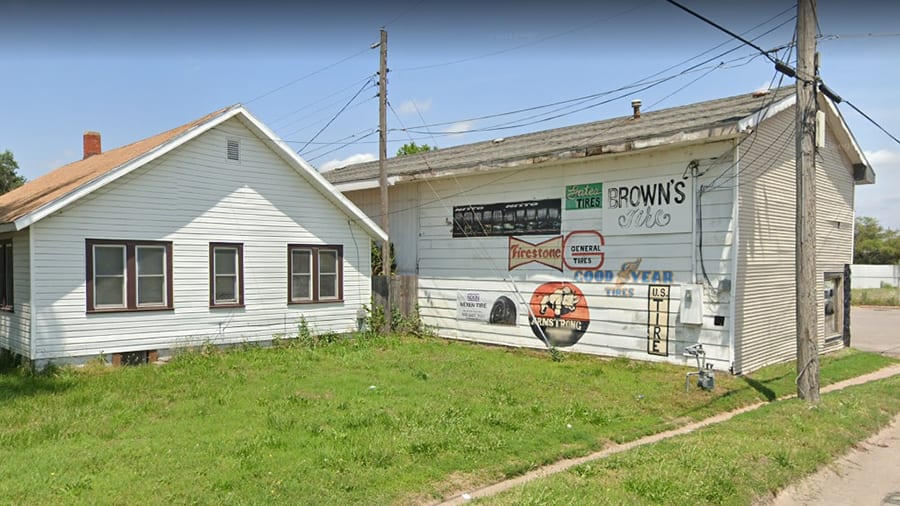 Brown's Tire & Custom Wheel Center in Wichita, KS (4203 S Broadway Ave